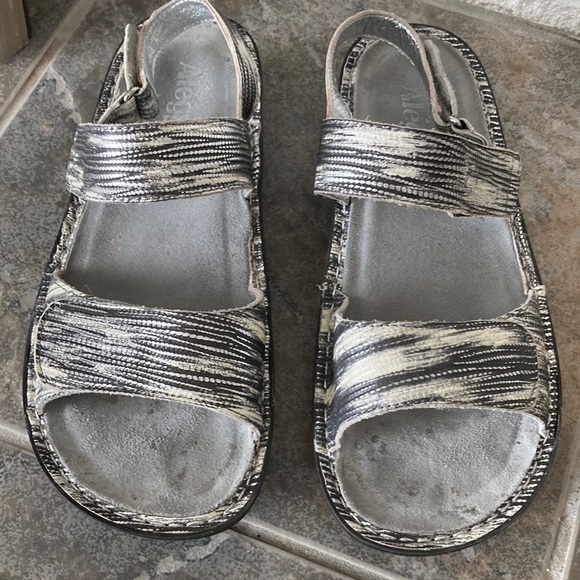 Like New! Alegria Vienna Grey Silver Cream Velcro Sandals 10/40 - Picture 2 of 11